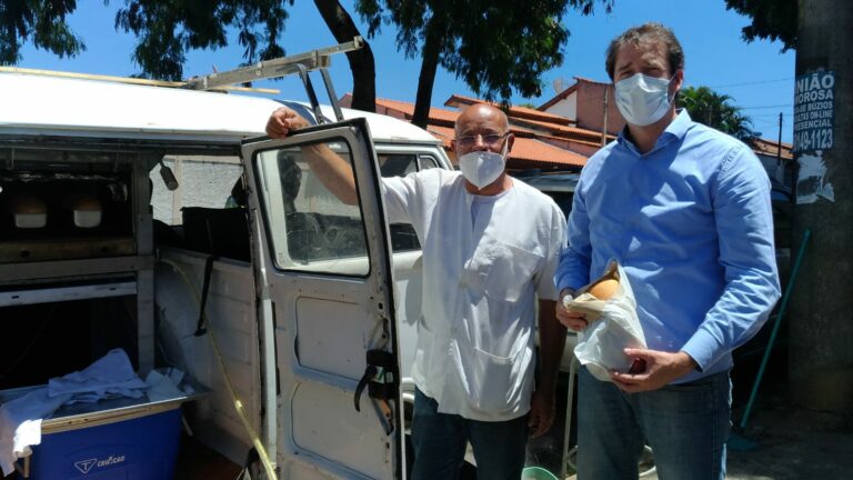 Raul conversa com população sorocabana na feira do bairro Central Parque