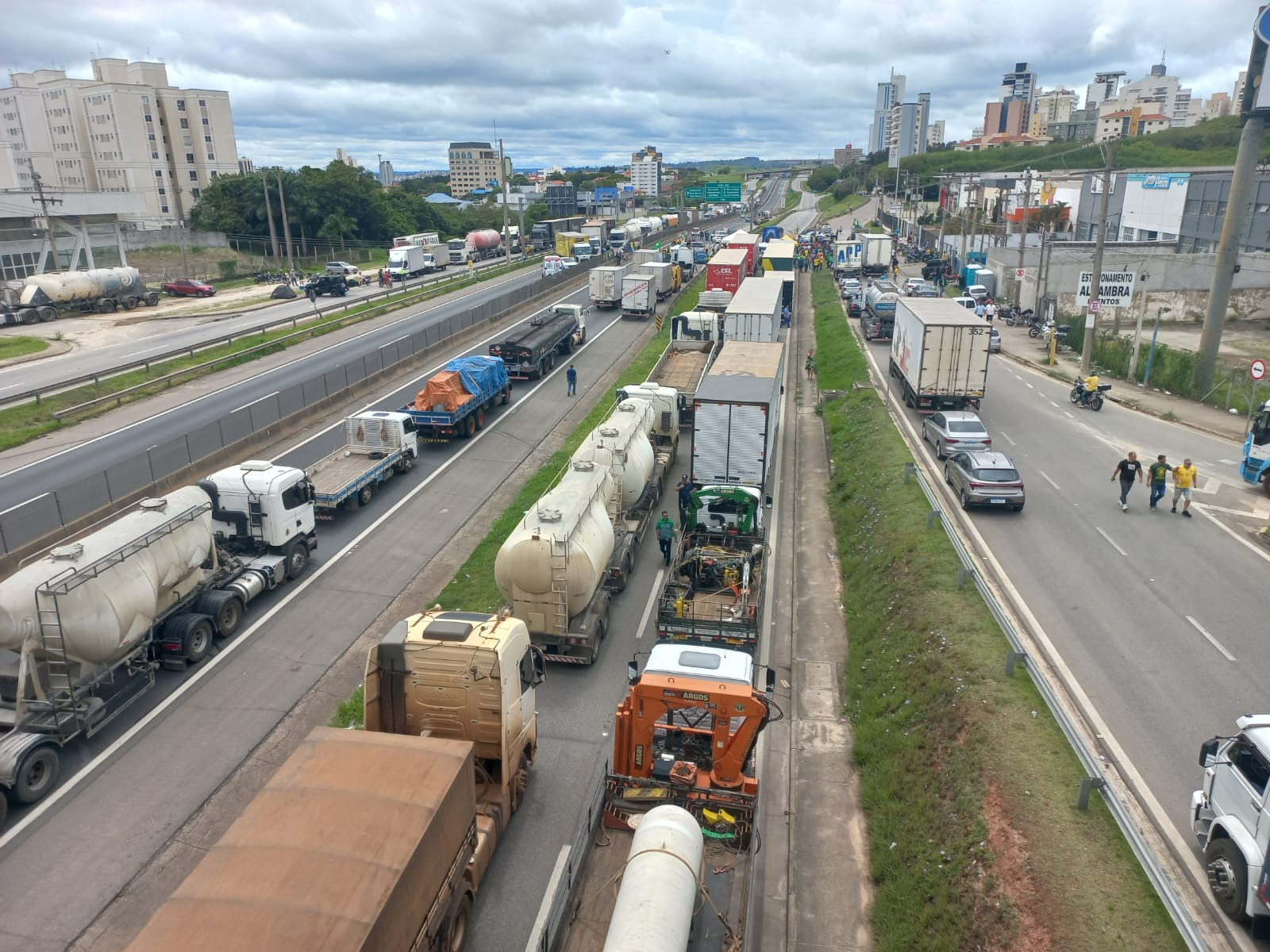 Prefeito bolsonarista de Sorocaba participa de bloqueio em rodovia; Raul Marcelo entra com processo criminal