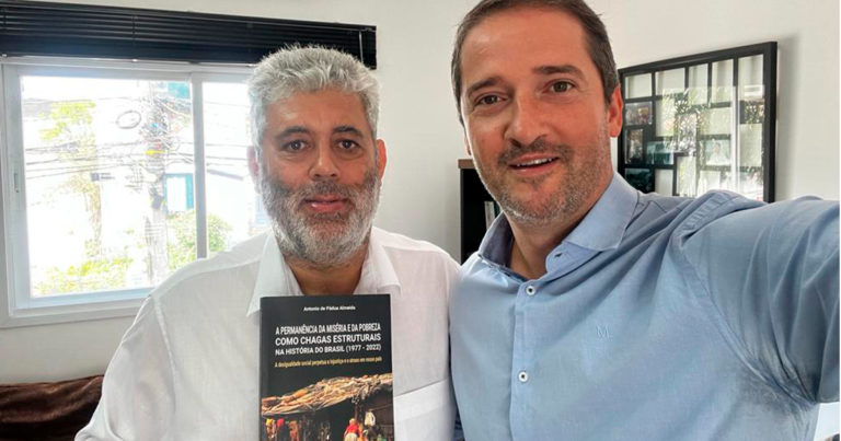 Professor Antonio de Pádua visita Raul Marcelo para presenteá-lo com seu livro que trata sobre desigualdade e a busca por justiça social