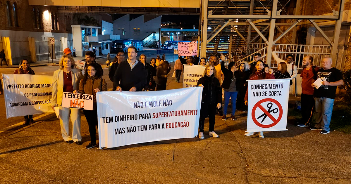 Raul Marcelo participa de manifestação em defesa da educação e pelo chamamento dos aprovados do último concurso público de Sorocaba