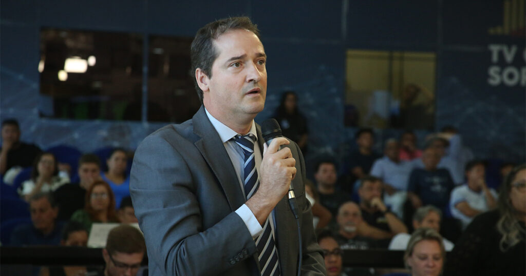 Raul Marcelo cobra explicações da Prefeitura de Sorocaba sobre o descumprimento do pagamento do reajuste salarial aos servidores públicos municipais Raulplenariocamara 1024x538