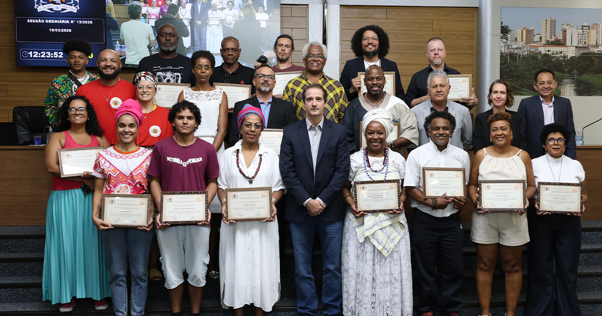 Raul Marcelo homenageia produtora Abayomi’n Produções por valorização da cultura afro-brasileira